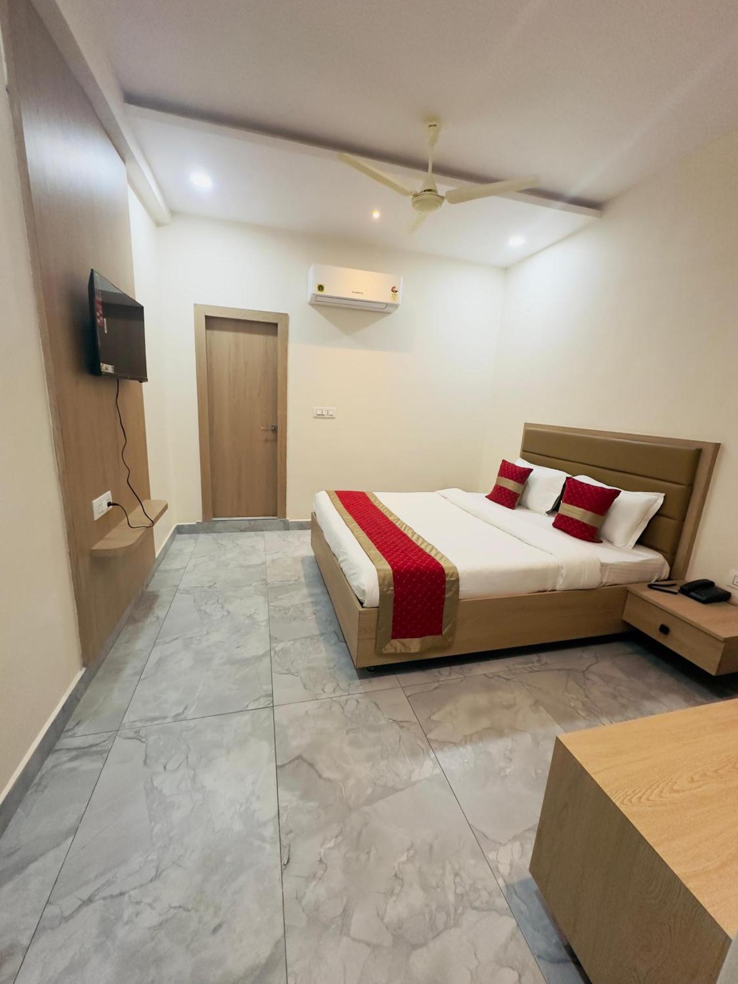 Hotel Raga Karimnagar Room photo